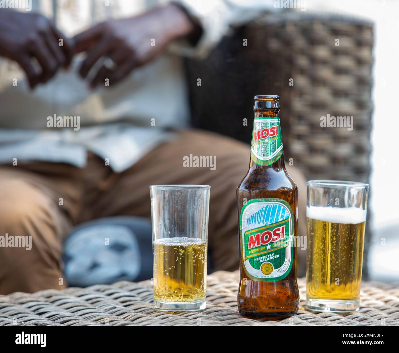 Bière zambienne locale 'Mosi' et deux verres à bière Banque D'Images