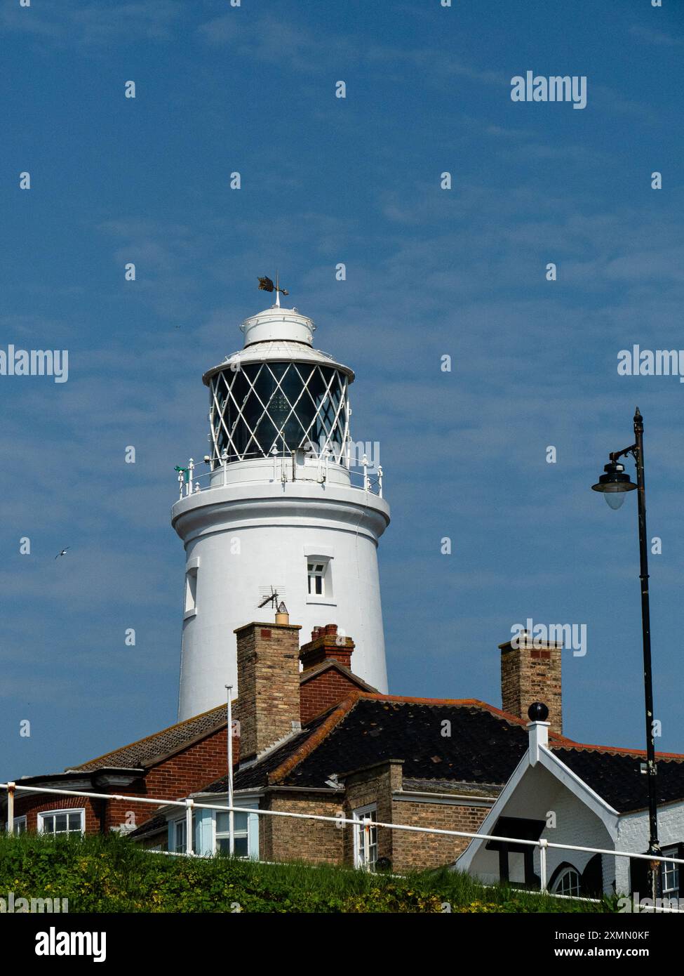Le phare blanc emblématique de Southwold vu au-dessus des toits de la ville Banque D'Images