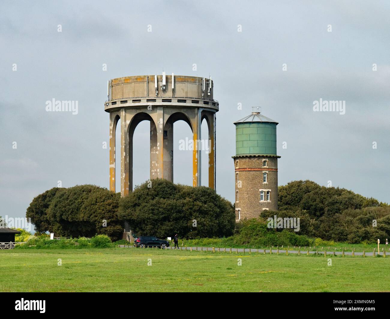 Les vieux et modernes châteaux d'eau Southwold vus à travers le vert Banque D'Images