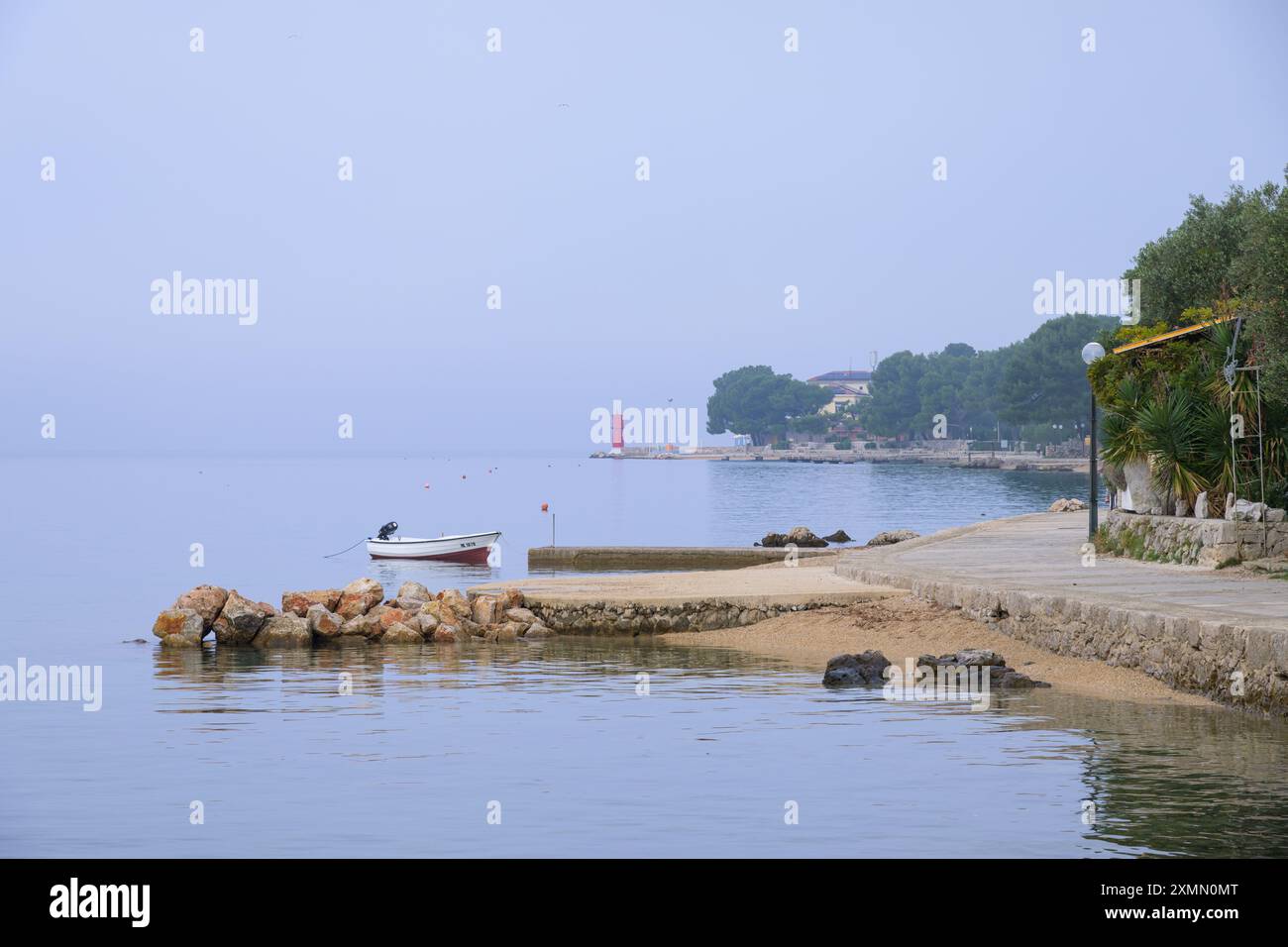 Cres, Croatie - 11 novembre 2022 : un vieux port près de la ville de cres par une journée nuageuse Banque D'Images