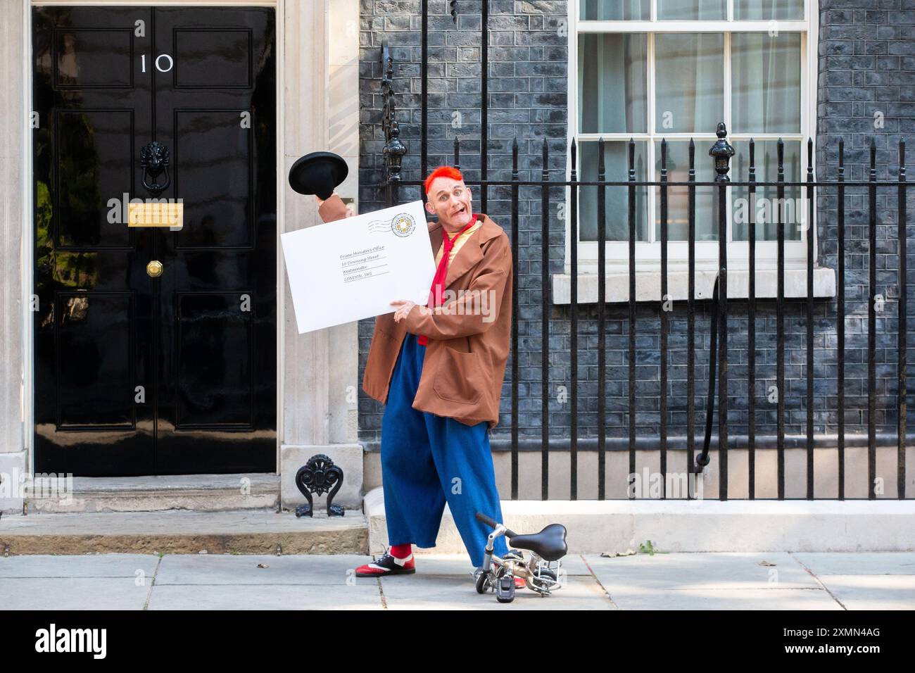 Londres, Angleterre, Royaume-Uni. 29 juillet 2024. TWEEDY le Clown est vu remettre une pétition au 10 Downing Street au nom de l'industrie du cirque britannique. La pétition de l'Association des propriétaires de cirques du Royaume-Uni ''˜ (ACP) vise à mettre en valeur le traité de l'UNESCO sur le patrimoine culturel immatériel. (Crédit image : © Tayfun Salci/ZUMA Press Wire) USAGE ÉDITORIAL SEULEMENT! Non destiné à UN USAGE commercial ! Banque D'Images