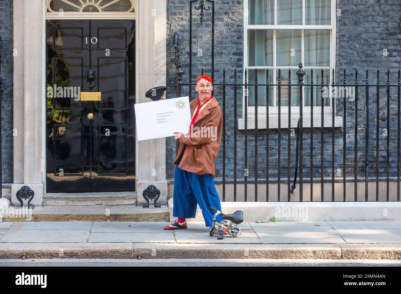 Londres, Angleterre, Royaume-Uni. 29 juillet 2024. TWEEDY le Clown est vu remettre une pétition au 10 Downing Street au nom de l'industrie du cirque britannique. La pétition de l'Association des propriétaires de cirques du Royaume-Uni ''˜ (ACP) vise à mettre en valeur le traité de l'UNESCO sur le patrimoine culturel immatériel. (Crédit image : © Tayfun Salci/ZUMA Press Wire) USAGE ÉDITORIAL SEULEMENT! Non destiné à UN USAGE commercial ! Banque D'Images