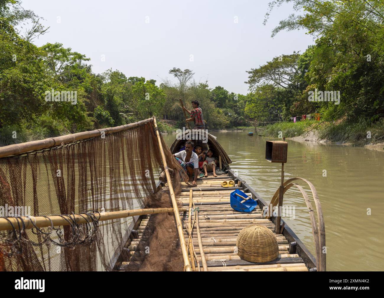 Les pêcheurs bangladais utilisent des loutres pour pêcher dans les Sundarbans, Khulna Division, Narail Sadar, Bangladesh Banque D'Images