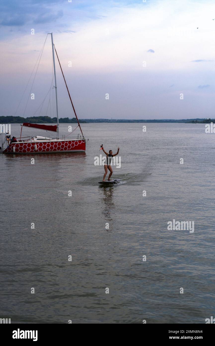 Une femme fait un hydroptère sur un lac. Banque D'Images