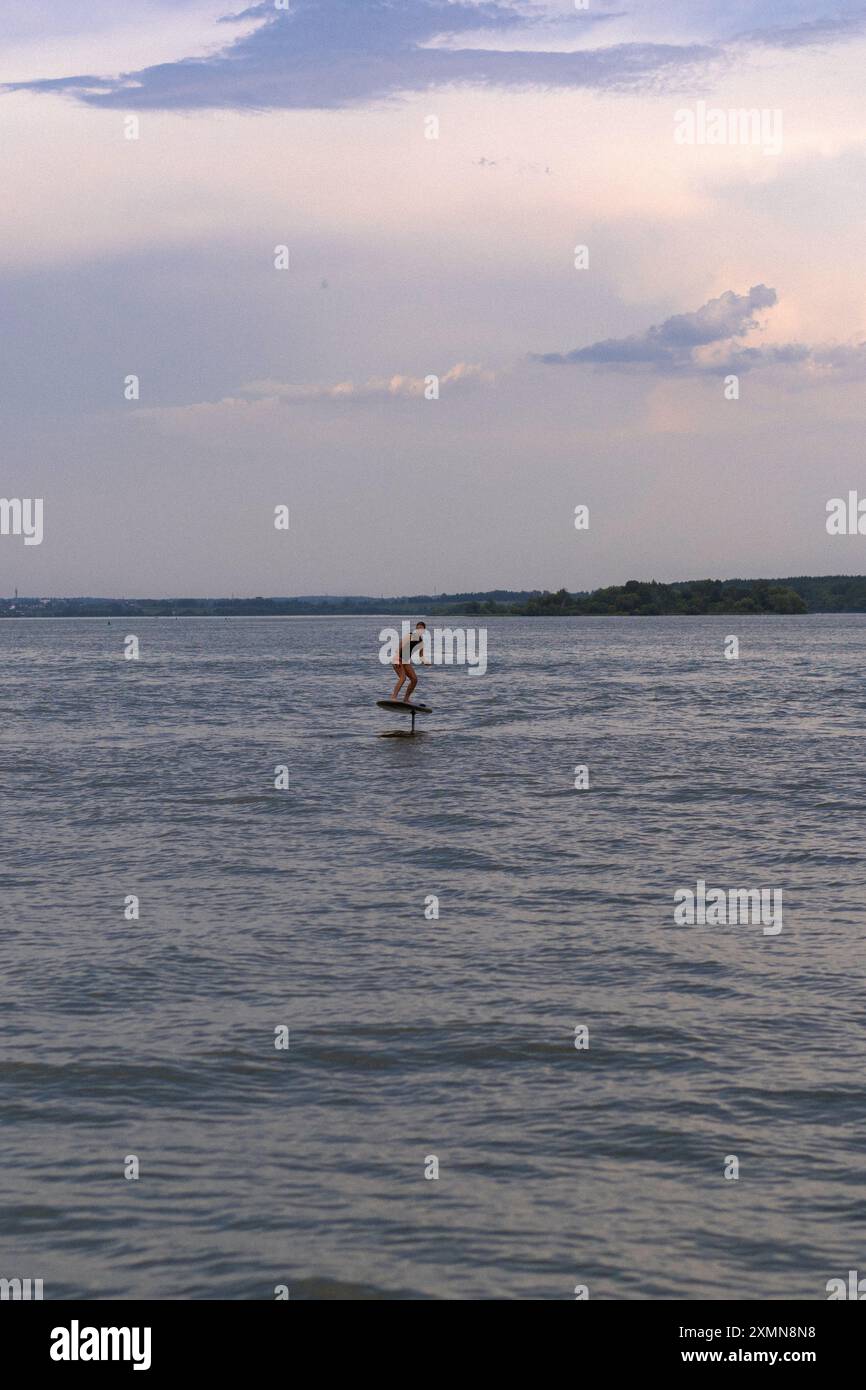 Une femme fait un hydroptère sur un lac. Banque D'Images