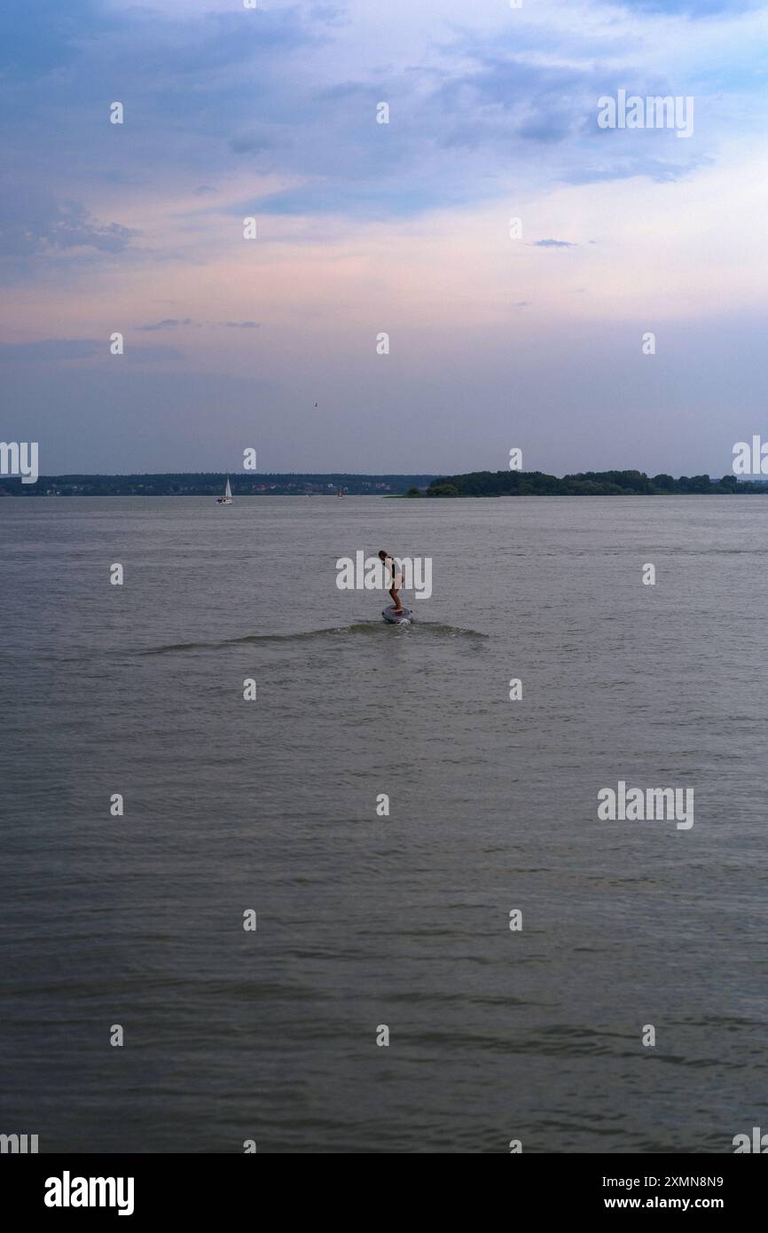 Une femme fait un hydroptère sur un lac. Banque D'Images