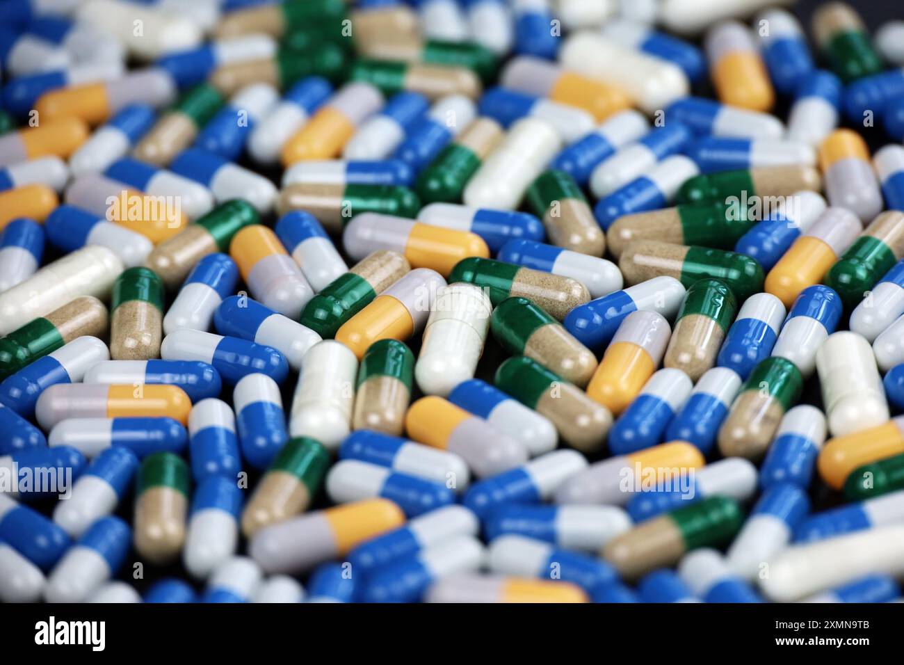 Pilules bleu blanc et vert gris, variation des médicaments dispersés en capsules. Fond horizontal pour pharmacie, antibiotiques, vita Banque D'Images