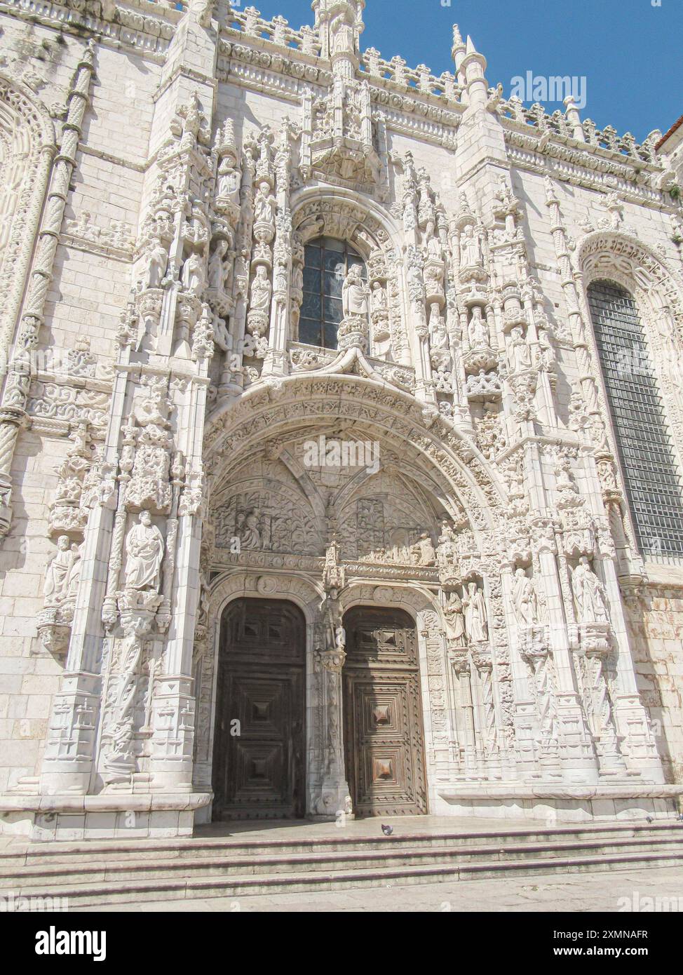 Entrée de l'église de style gothique avec des sculptures complexes et des portes en bois Banque D'Images