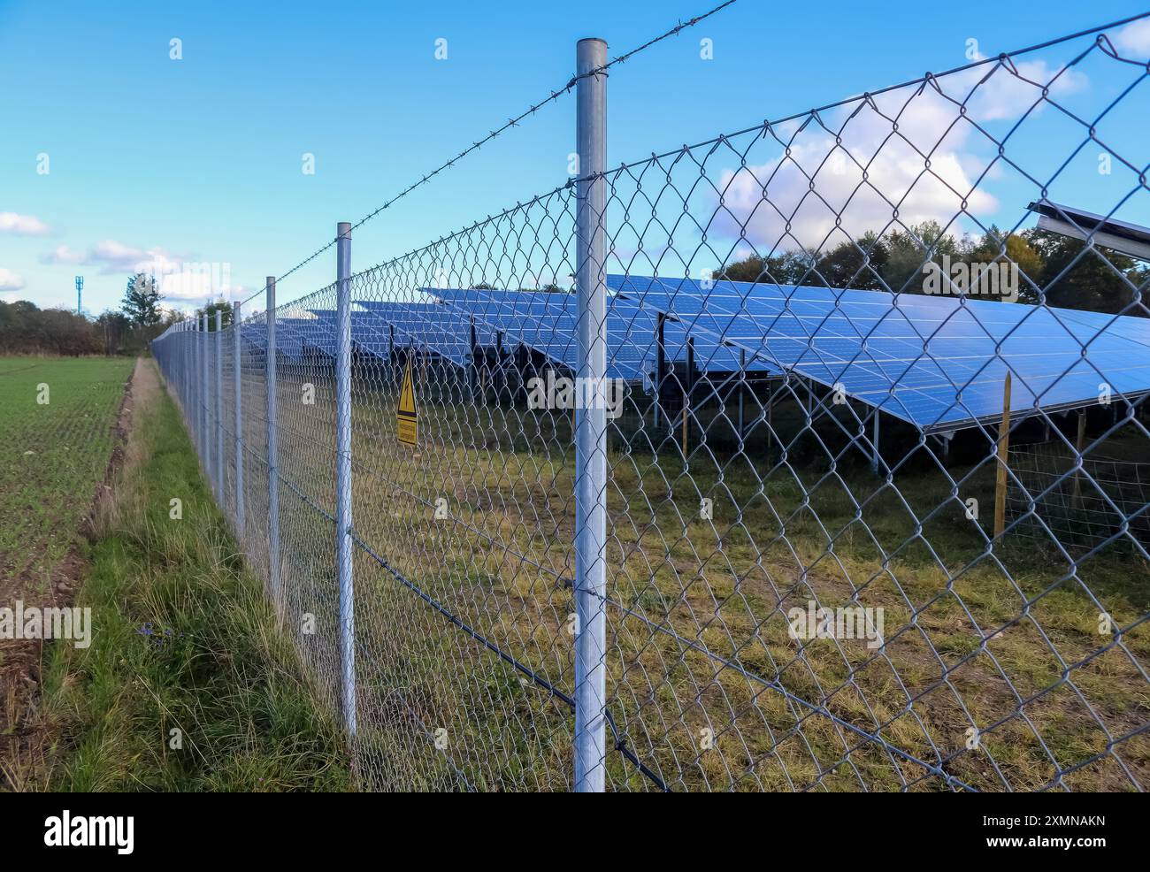 Générer de l'énergie propre avec des modules solaires dans un grand parc à Nort Banque D'Images