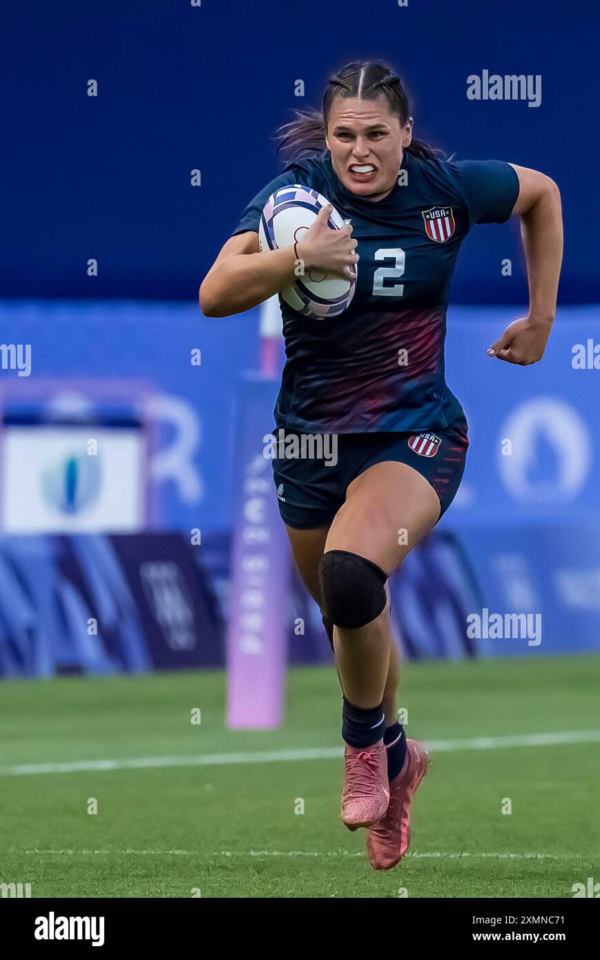 Paris, Ile de France, France. 28 juillet 2024. L'attaquante des États-Unis Ilona Maher (USA) (2) court avec le ballon lors de leur match de rugby féminin à sept poules C contre l'équipe du Japon (JPN) au stade Sade de France lors des Jeux olympiques d'été de Paris en 2024. (Crédit image : © Walter Arce/ZUMA Press Wire) USAGE ÉDITORIAL SEULEMENT! Non destiné à UN USAGE commercial ! Banque D'Images