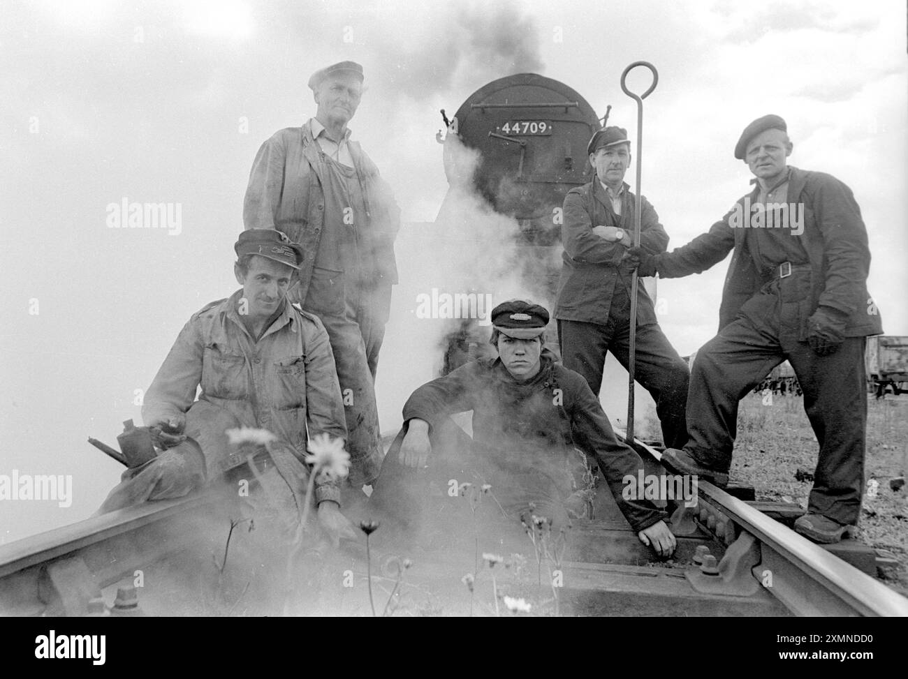 Cinq cheminots dont les emplois ont disparu avec la fin des locomotives à vapeur sur les chemins de fer britanniques, photographiés dans la dernière semaine de vapeur, en août 1968. Ils sont avec leur moteur, Sir William Stanier classe 5 44709. C'était sur le hangar à Carnforth, Lancs, Lancashire, Angleterre, Royaume-Uni, grande-Bretagne. Ils sont à droite : laveuse de chaudière Norman Wilson, dropper de feu John Cottier, Bar Lad Tommy Longstaff, chauffeur Joe Harrison et vireur de vapeur Fred Scott. 10 août 1968 photo de Roger Bamber Banque D'Images