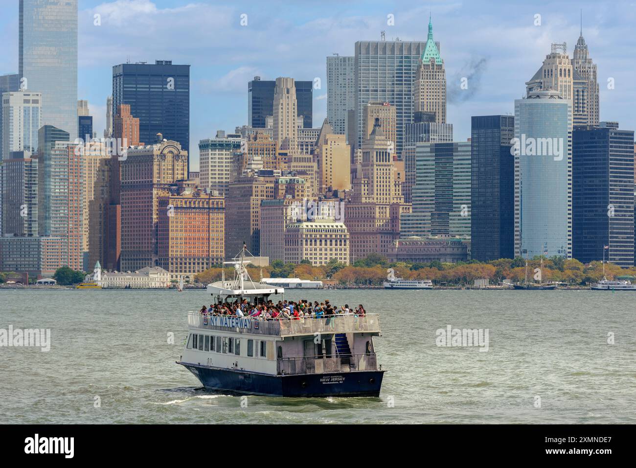 Avec des vues spectaculaires sur Manhattan, un bateau de visite du port emmène les touristes le long du fleuve Hudson à New York Banque D'Images