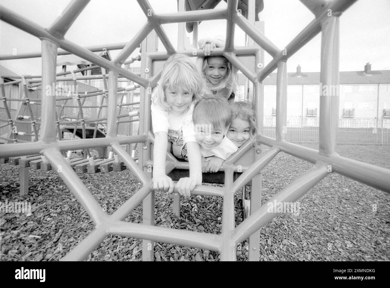 ? Enfants jouant dans une aire de jeux 2383 photo de Roger Bamber Banque D'Images