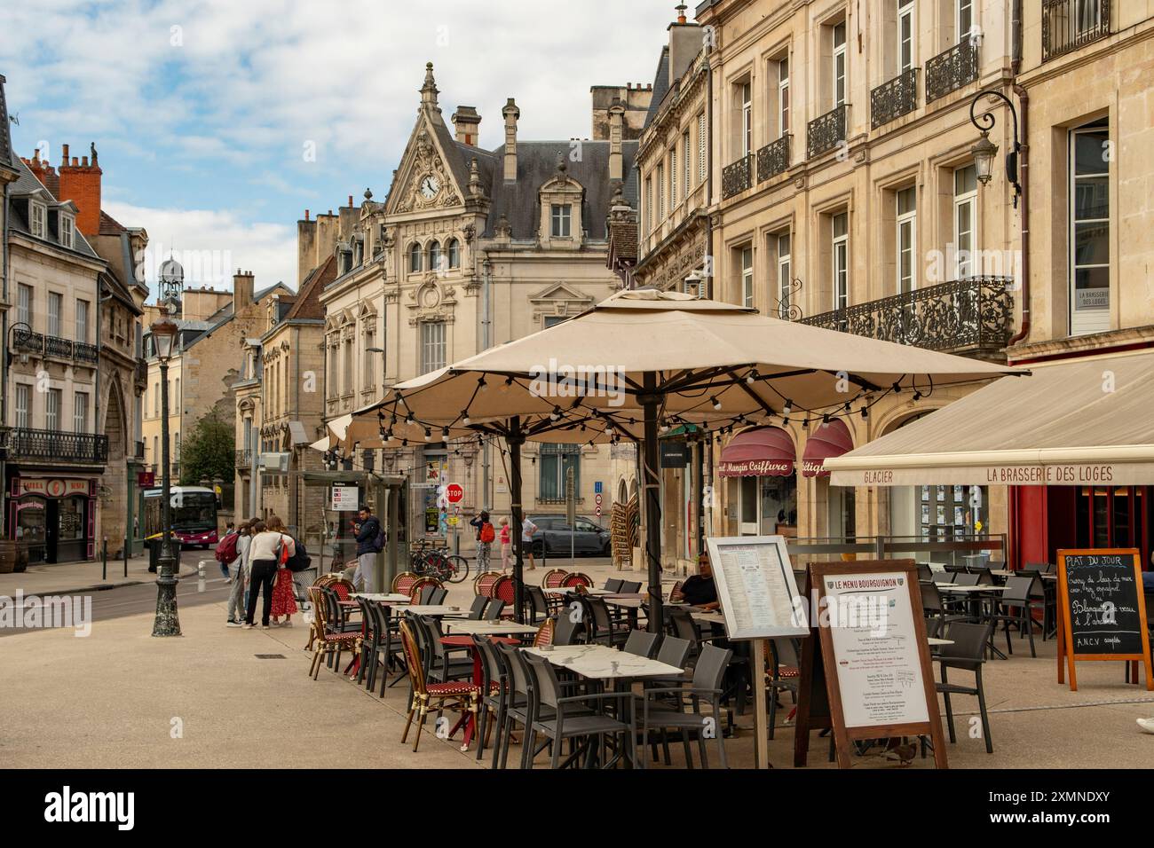 Street Cafe in place du Théâtre, Dijon, Bourgogne, France Banque D'Images