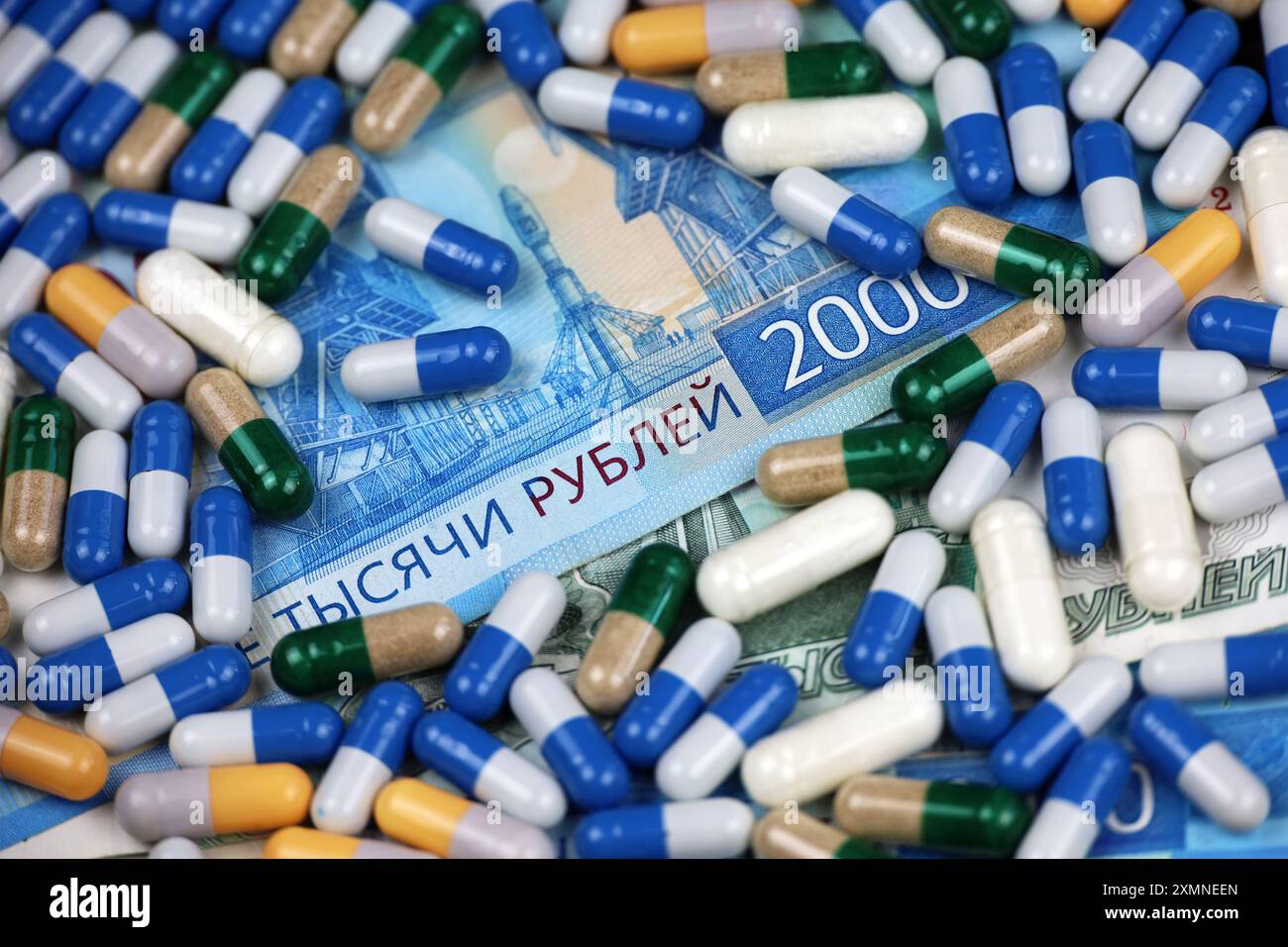 Pilules en capsules dispersées sur des roubles russes. Concept de soins de santé en Russie, affaires pharmaceutiques, prix des médicaments, pharmacie, médecine et économique Banque D'Images