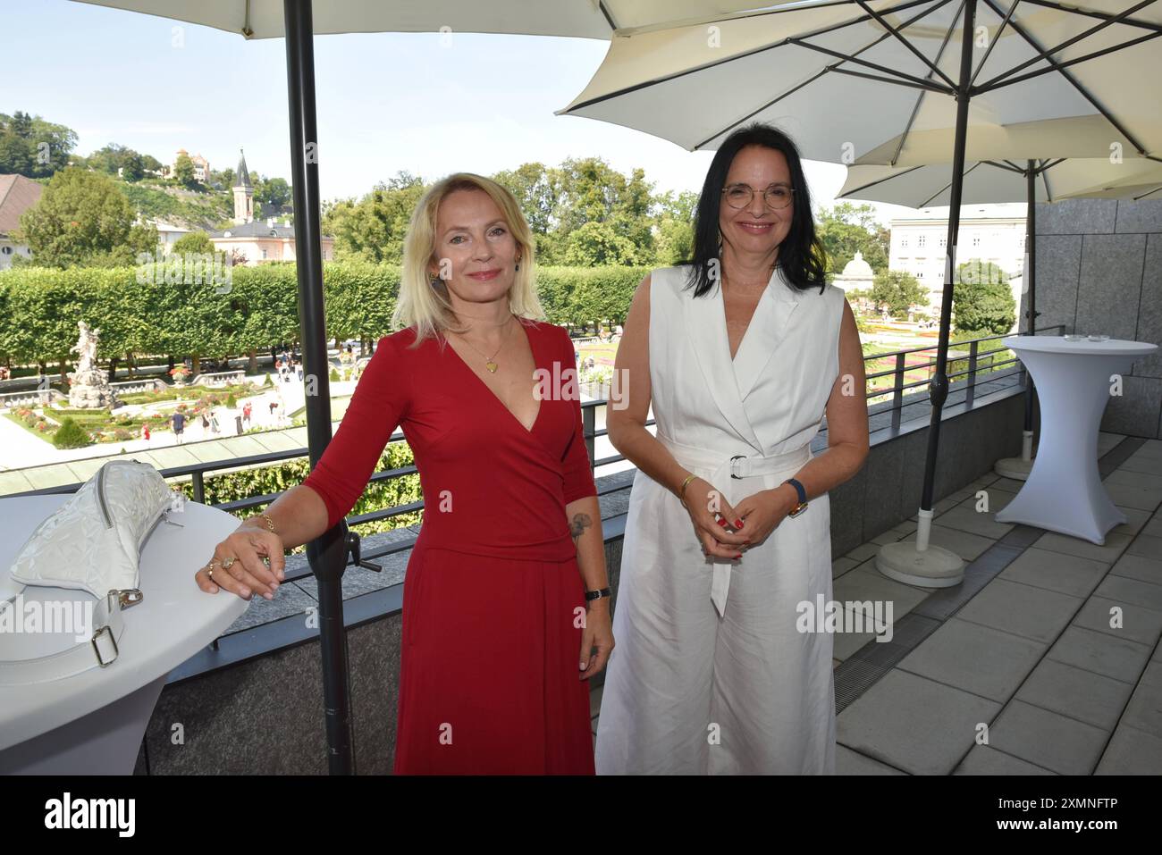 Joanna Bator, Andrea Mayer, Staatssekretärin, Österreichischer Staatspreis für Europäische Literatur, 2024, Salzbourg, Manfred Siebinger *** Joanna Bator, Andrea Mayer, secrétaire d'État, Prix d'État autrichien de littérature européenne, 2024, Salzbourg, Manfred Siebinger Banque D'Images