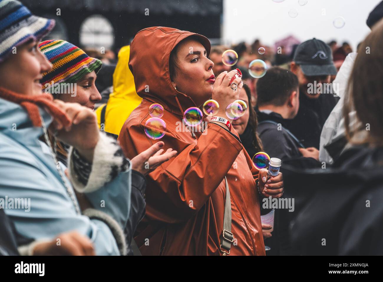 Sydregote, île Féroé. 20 juillet 2024. Les amateurs de concert ont assisté à un concert live avec la chanteuse féroïenne Teitur lors du festival de musique féroïenne G Festival 2024 à Sydregote. Banque D'Images