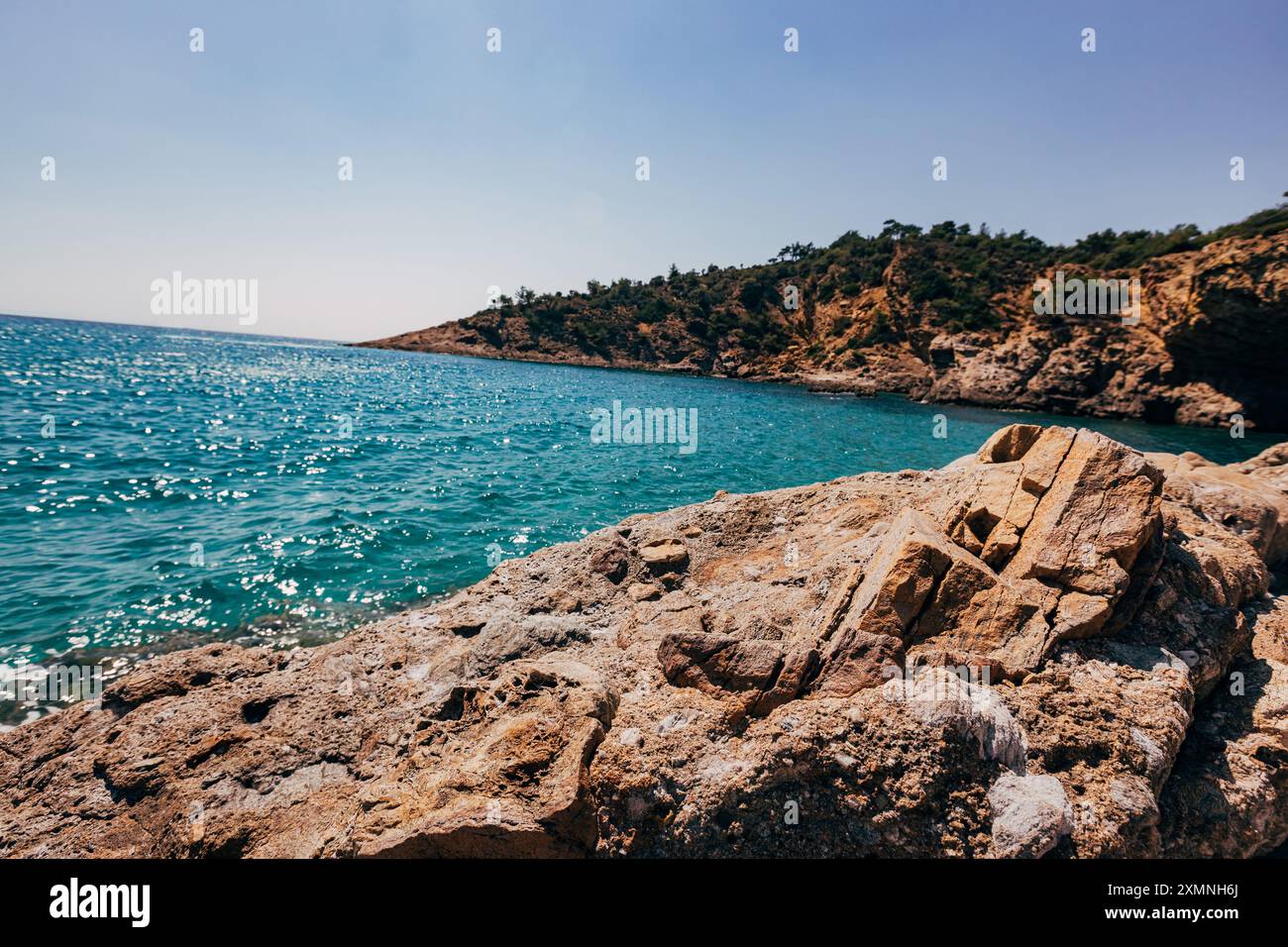 Une mer transparente bleue dans les montagnes Banque D'Images
