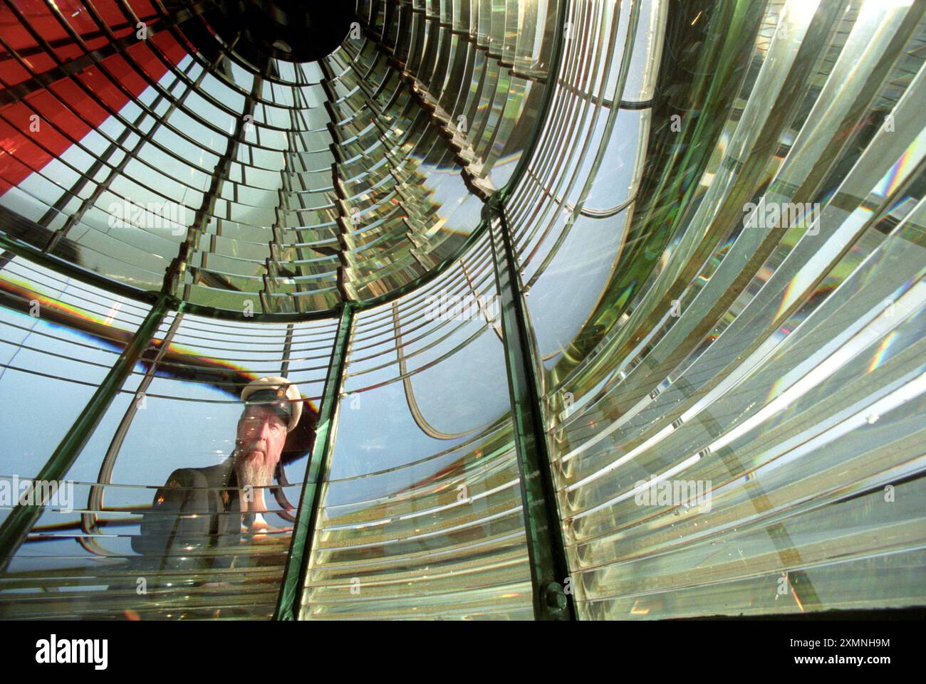 Le gardien de phare Dermot Cronin regarde à travers l'objectif du dernier phare habité de Grande-Bretagne le North Foreland à Broadstairs Kent qui a été automatisé le 26 novembre 1998 M. Cronin a pris sa retraite ce jour-là - il était le dernier gardien de phare en Grande-Bretagne photo de Roger Bamber novembre 1998 Banque D'Images