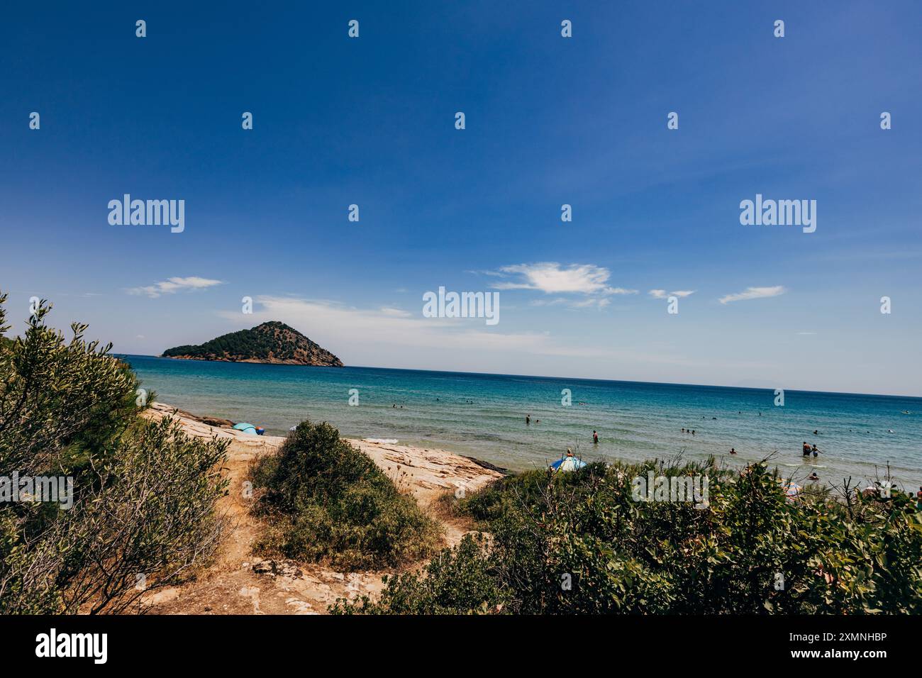 Une mer transparente bleue dans les montagnes Banque D'Images