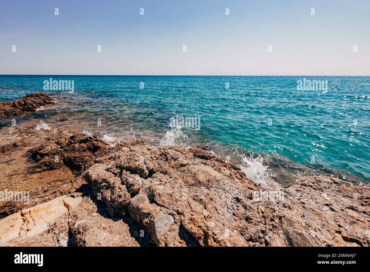 Une mer transparente bleue dans les montagnes Banque D'Images