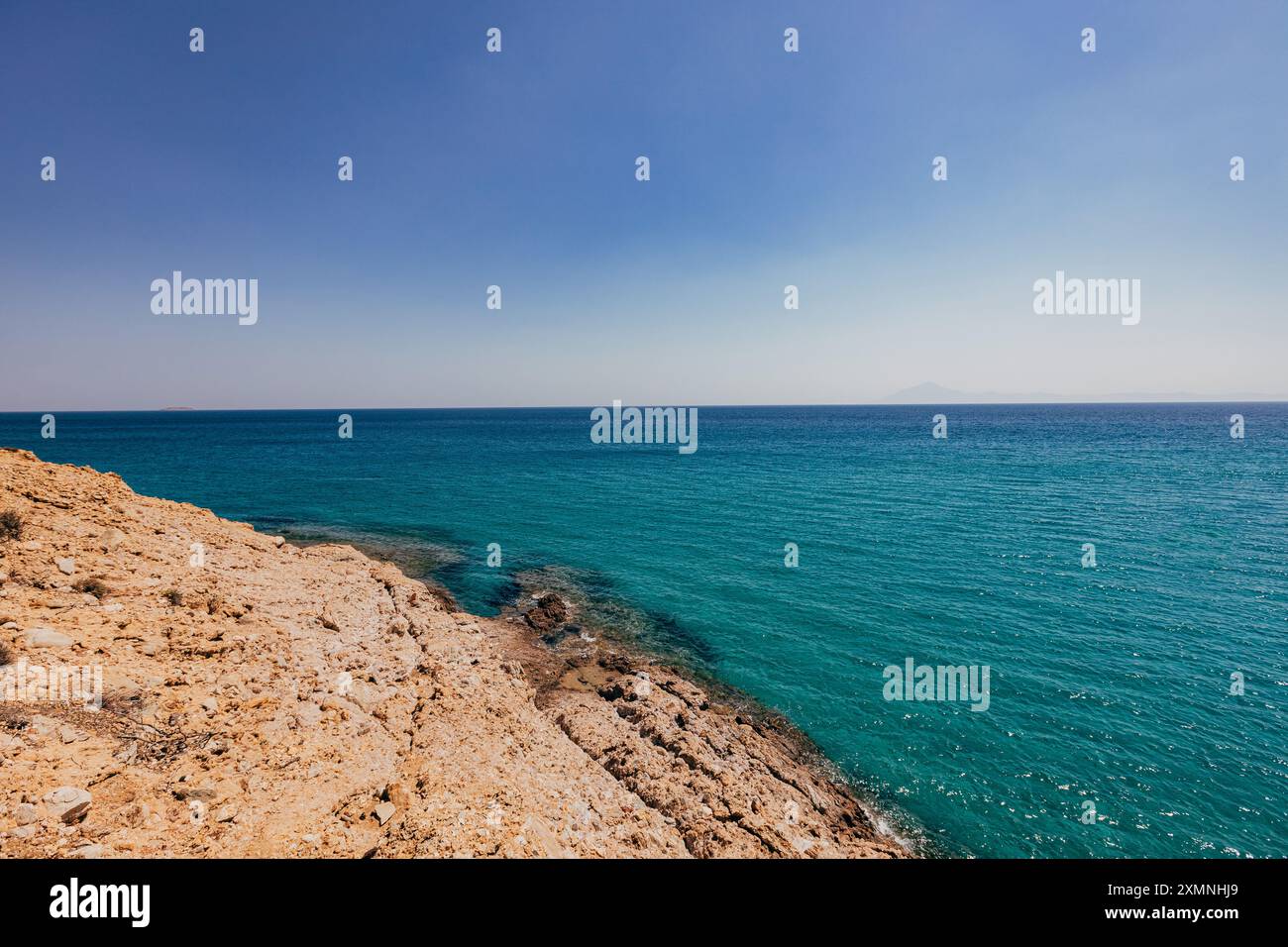 Une mer transparente bleue dans les montagnes Banque D'Images