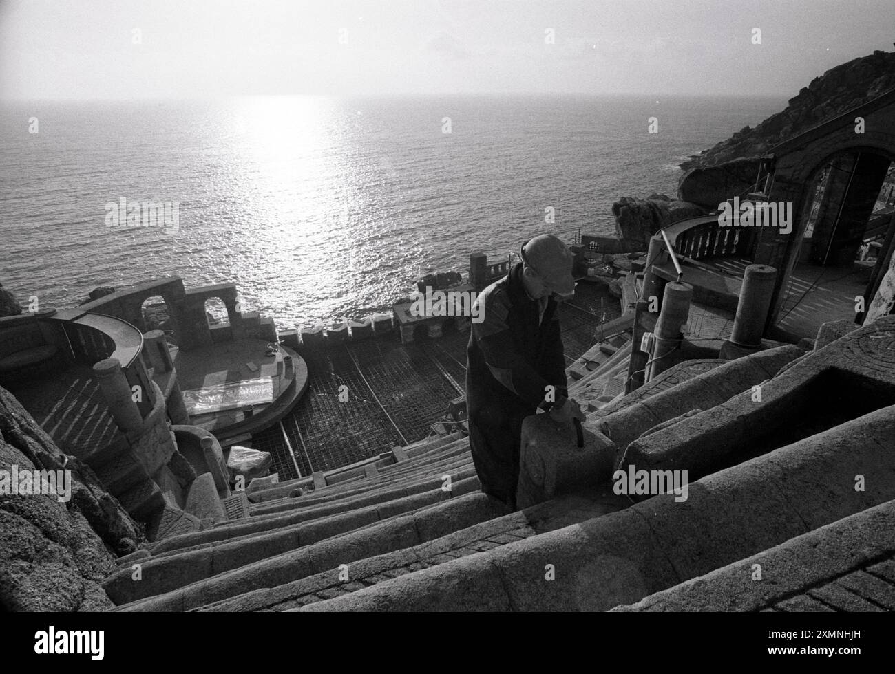 Minack Theatre a commencé à travailler sur un projet de 10 000 £ pour empêcher le Minack Theatre de Cornouailles de glisser dans la mer. Le théâtre en plein air en pierre construit sur les falaises à deux miles de Lands End a été créé en 1932 par Rowena Cade . Les photos montrent l'ouvrier Darren Wilson au travail sur la rénovation qui devrait être terminée à temps pour la saison prochaine. 7 décembre 1990 photo de Roger Bamber Banque D'Images