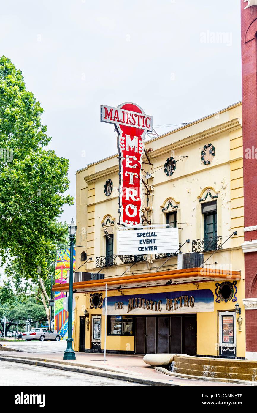 Extérieur du Majestic Metro Events venue ancien théâtre Ritz des années 1920 avec enseigne rétro au néon, Houston, Texas, États-Unis Banque D'Images