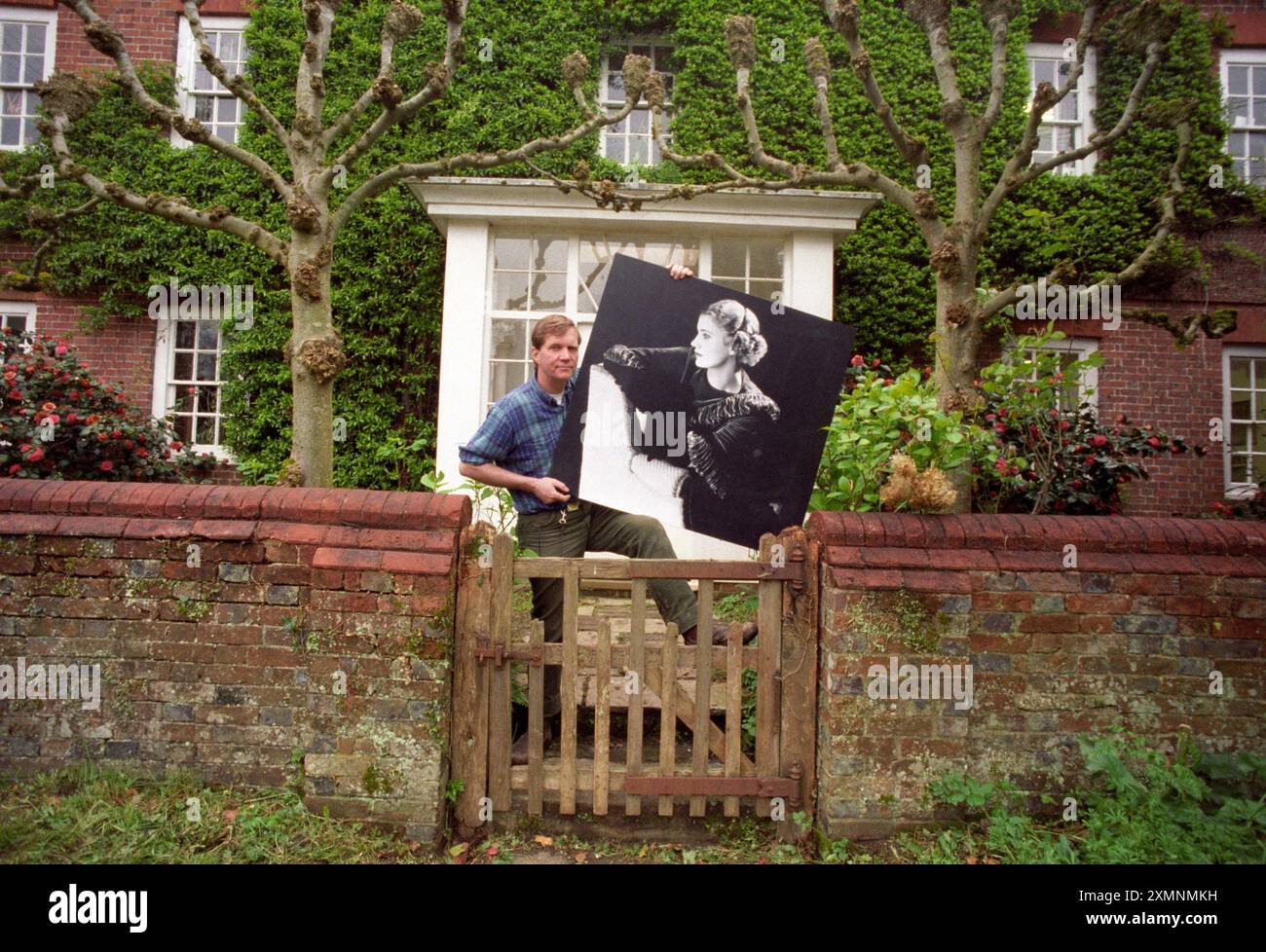 Antony Penrose fils unique du photographe Lee Miller décédé en 1977, avec un autoportrait de Miller. Antony préparait une exposition de 85 images de Miller pour Pelham House, à Lewes, East Sussex. Cette image est dans la collection de la National Portrait Gallery 24 avril 1998 photo de Roger Bamber Banque D'Images