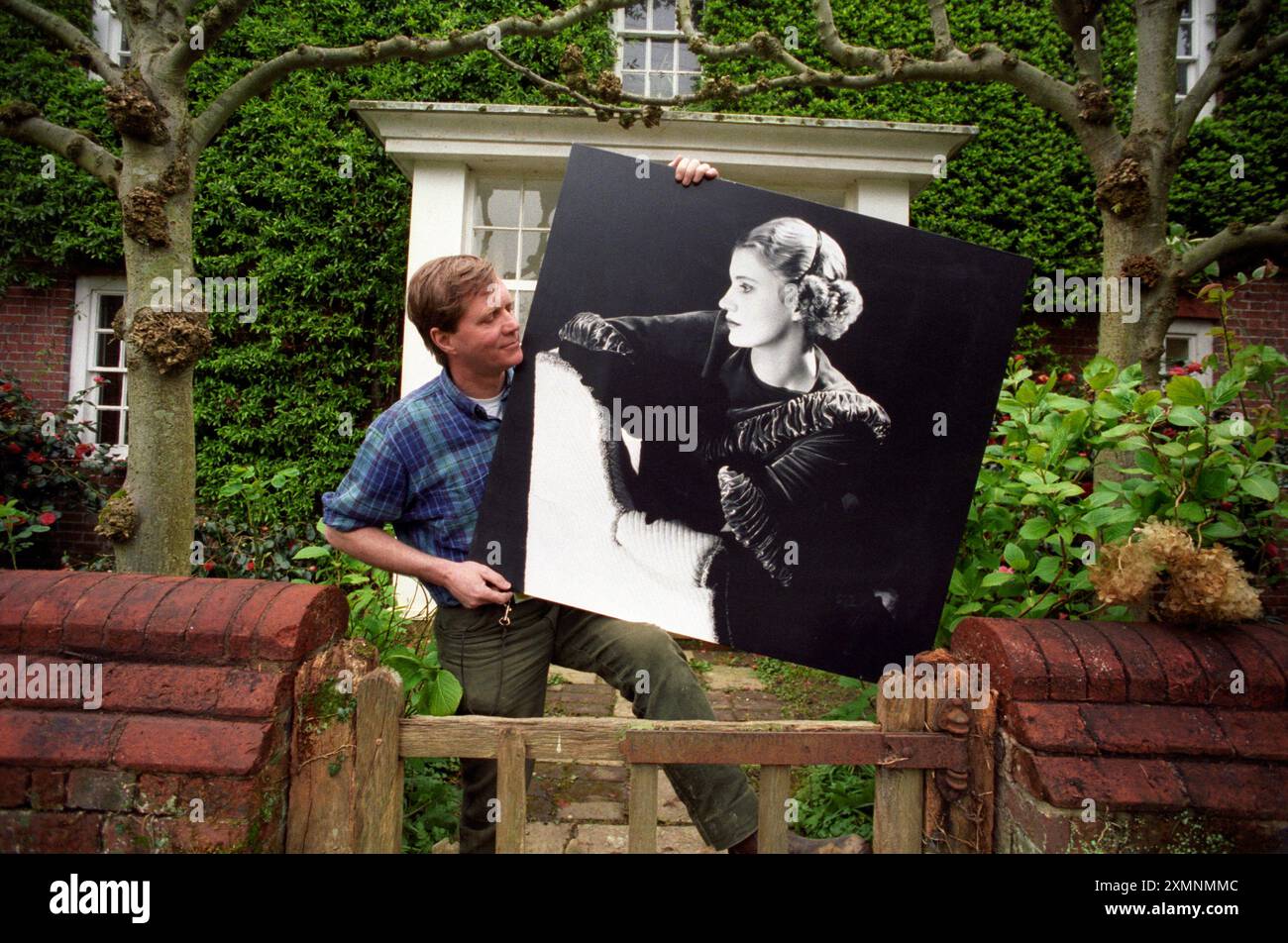 Antony Penrose fils unique du photographe Lee Miller décédé en 1977, avec un autoportrait de Miller. Antony préparait une exposition de 85 images de Miller pour Pelham House, à Lewes, East Sussex. Cette image est dans la collection de la National Portrait Gallery 24 avril 1998 photo de Roger Bamber Banque D'Images