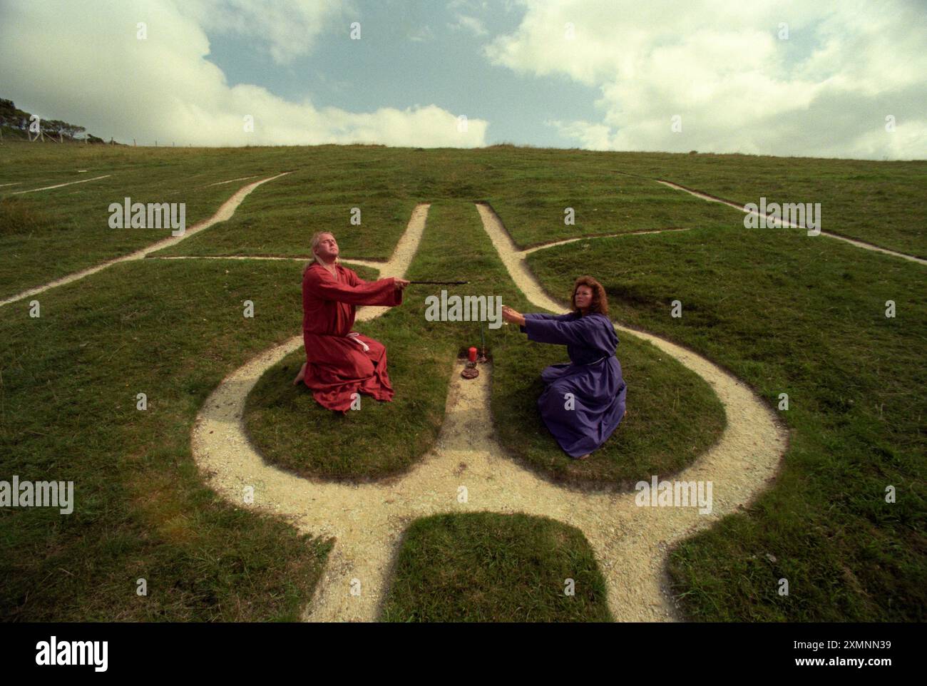 Les sorcières blanches Kevin Carlyon et Sandy Jeffrey jettent un sort protecteur avec des cercles de pouvoir en utilisant de la farine, de l'encens et de la foi sur cerne Abbas géant les sorcières venaient de Hastings. Le géant est une figure de craie Dorset. 4 septembre 1996 photo de Roger Bamber Banque D'Images