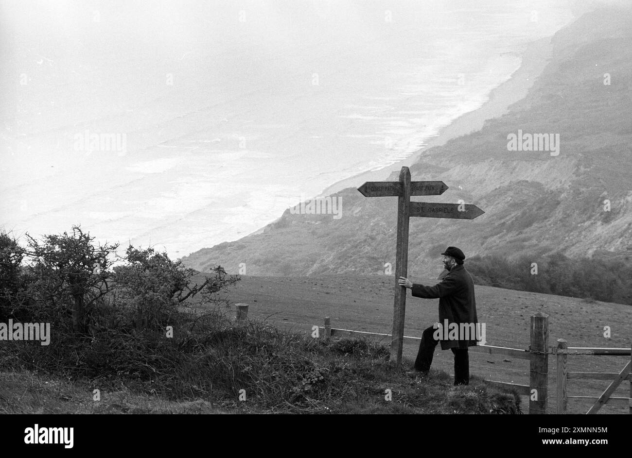 Participez à la bataille du National Trust pour sauver Golden Cap, Dorset d'un développement routier massif. Dans ce cas, il est proposé que les villages de Morecombelake et de Chideock aient besoin de contournements et que l'A35 soit transformée en une voie à deux voies. Le PIC montre George Elliott, directeur du National Trust, au bord de la falaise à Golden Cap. Une enquête publique devait être menée sur les plans routiers. 27 avril 1994 photo de Roger Bamber Banque D'Images