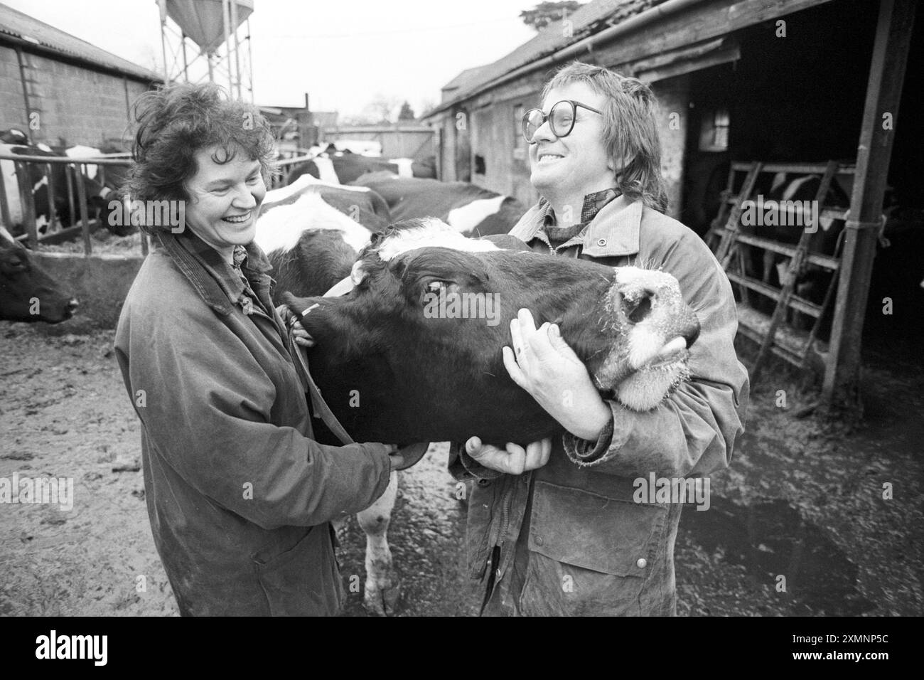 Les agriculteurs biologiques Henry et Sally Bagenal dans leur ferme de 227 acres à Loxton, Somerset. Cela illustre une caractéristique sur la difficulté de gagner sa vie de l'agriculture biologique stricte dans les années 1990 Il y avait alors environ 800 fermes biologiques au Royaume-Uni. En 2019, il y en avait 6 100. Mais ils ont encore du mal à le faire. 3 décembre 1993 photo de Roger Bamber Banque D'Images