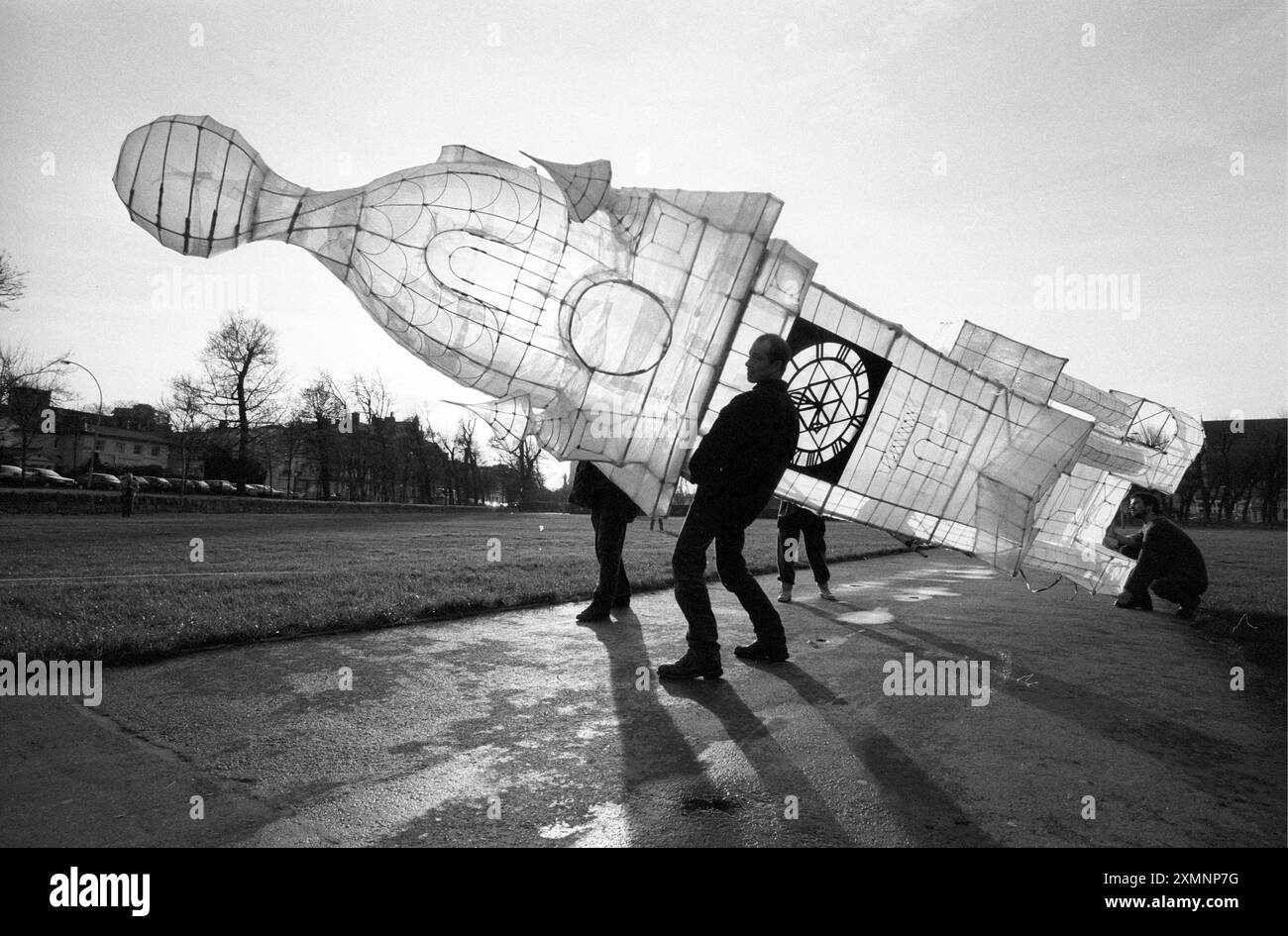 Le solstice d'hiver, la nuit la plus longue de l'année, est marqué à Brighton par une cérémonie appelée le brûlage des horloges. D'énormes lanternes de papier sont fabriquées, transportées jusqu'au bord de la mer et incendiées. Voici un groupe avec leur lanterne tour d'horloge nouvellement achevée en décembre 1994 16 décembre 1994 photo de Roger Bamber Banque D'Images