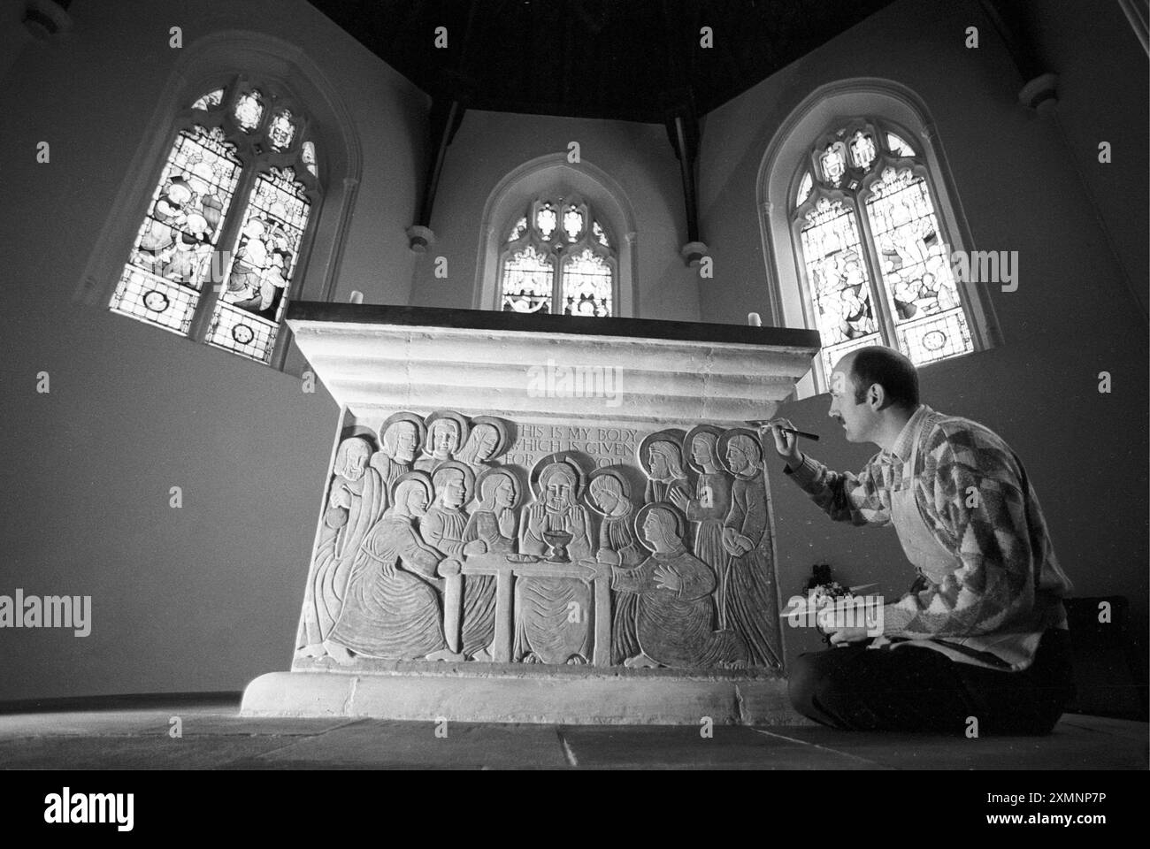 Conservateur Laurence Beckford réinstallant un autel d'Eric Gill dans la chapelle de Blundells School, Tiverton. L'école paya £30 000 pour récupérer l'autel sculpté par les garçons sur les plans d'Eric Gill mais enlevé en 1946 à la cathédrale de Coventry. Eric Gill enseignait à l'école dans les années 1930 15 avril 1994 photo de Roger Bamber Banque D'Images