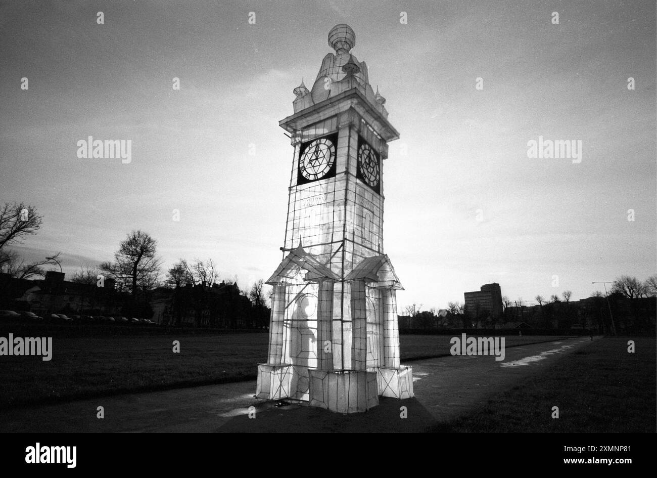 Le solstice d'hiver, la nuit la plus longue de l'année, est marqué à Brighton par une cérémonie appelée le brûlage des horloges. D'énormes lanternes de papier sont fabriquées, transportées jusqu'au bord de la mer et incendiées. Voici un groupe avec leur lanterne tour d'horloge nouvellement achevée en décembre 1994 16 décembre 1994 photo de Roger Bamber Banque D'Images