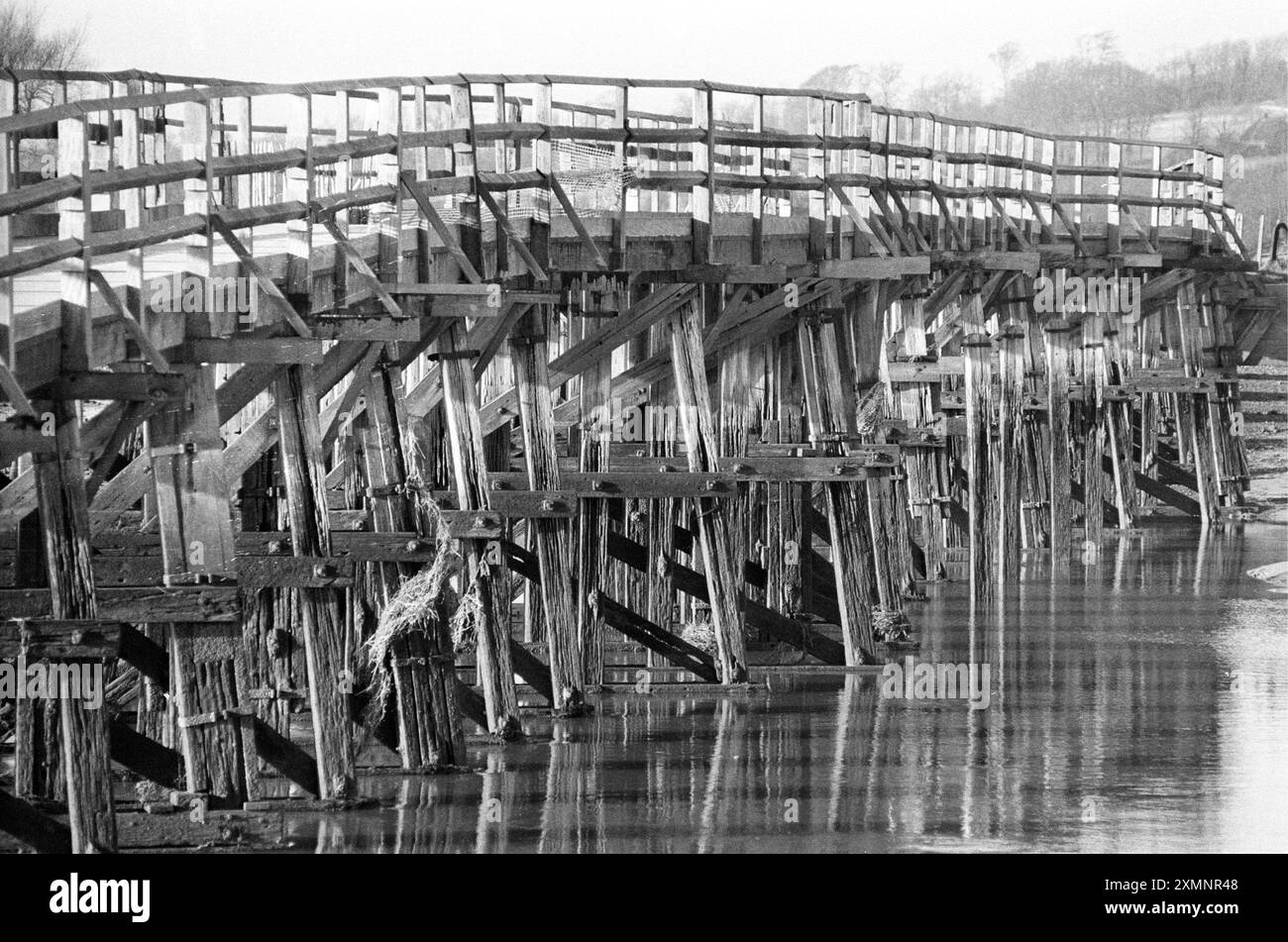 Le pont à péage Old Shoreham reliant Shoreham-by-Sea à Lancing et Worthing a été construit de l'autre côté de l'estuaire de marée de la rivière Adur en 1781. Cette photo a été prise en janvier 1994 pour marquer l'attribution du statut de pont classé Grade II* pour le protéger pour l'avenir. Il est également connu sous le nom de pont Adur. 30 janvier 1994 photo de Roger Bamber Banque D'Images