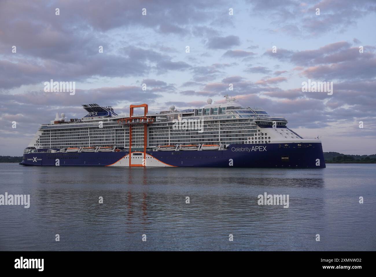 Southampton UK 27 juillet 2024 - énorme navire de croisière Celebrity Apex entrant dans le port de Southampton après des vacances de croisière. Bateau de croisière à passagers Banque D'Images