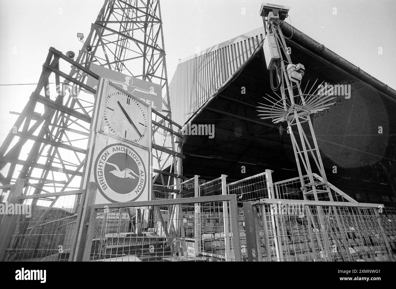 Cette série d'images de l'ancien terrain de Goldstone, domicile du Brighton et du Hove Albion FC, ont été prises en 1995 lorsque les directeurs du club ont décidé de vendre le terrain après quelques saisons désastreuses. Il a finalement été vendu à des promoteurs immobiliers en 1997 et le club a été sans abri jusqu'à ce qu'il déménage sur son terrain actuel à Falmer en 2011. 28 décembre 1995 photo de Roger Bamber Banque D'Images