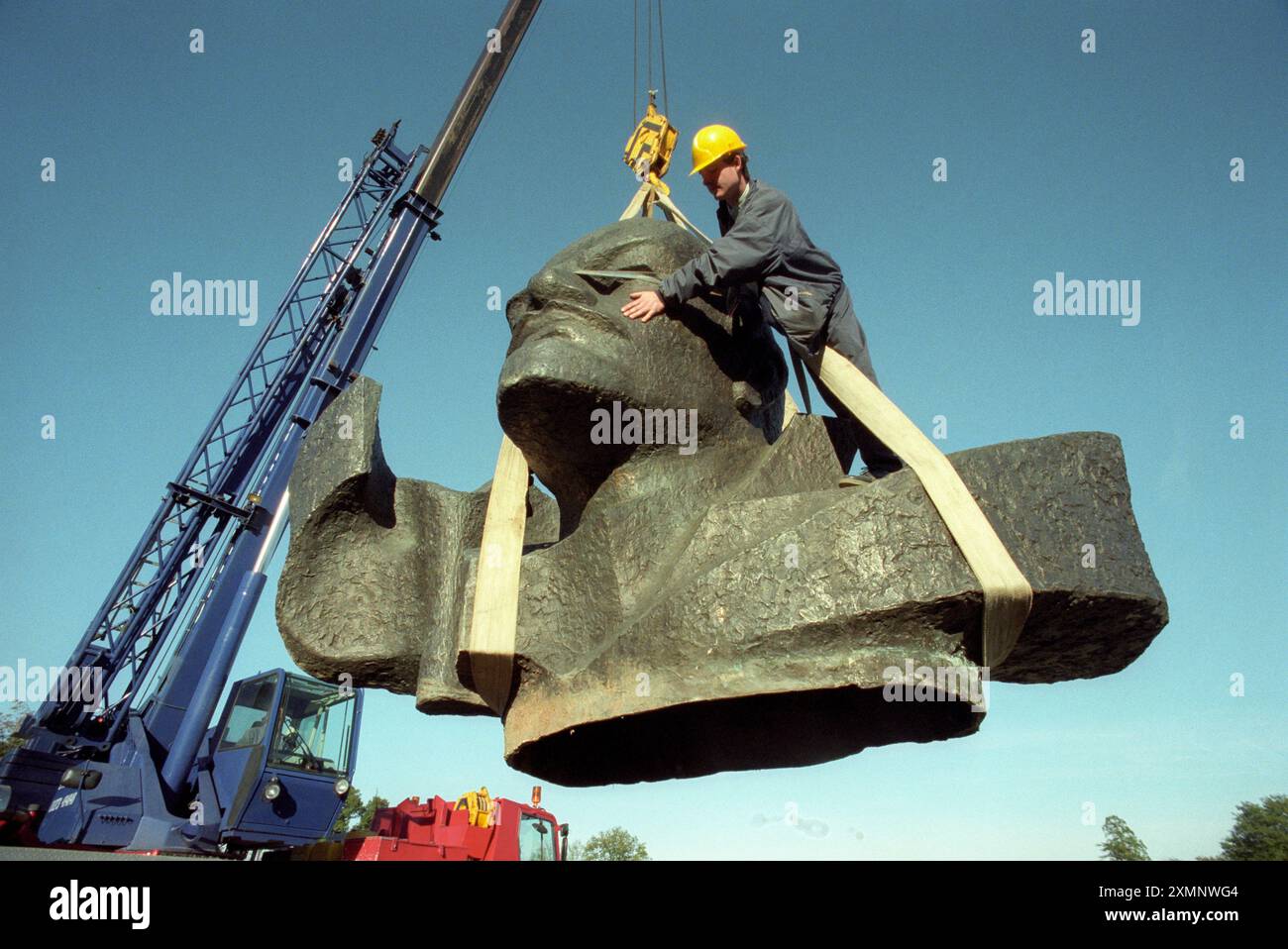 Icône communiste renversée à vendre. La tête de Lénine pend d'une grue Un buste letton de 15 pieds de haut de Lénine pesant 5 tonnes est déchargé à la maison de vente aux enchères Sothebys Country à Billingshurst West Sussex . La relique communiste a levé 18000 livres sterling aux enchères le 3 novembre 1997 photo de Roger Bamber Banque D'Images