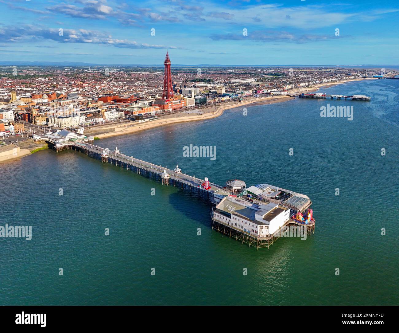 Image aérienne de Blackpool Tower le long de la côte de Fylde, Lancashire lors d'une belle soirée d'été sur le front de mer. 28 juillet 2024. Banque D'Images
