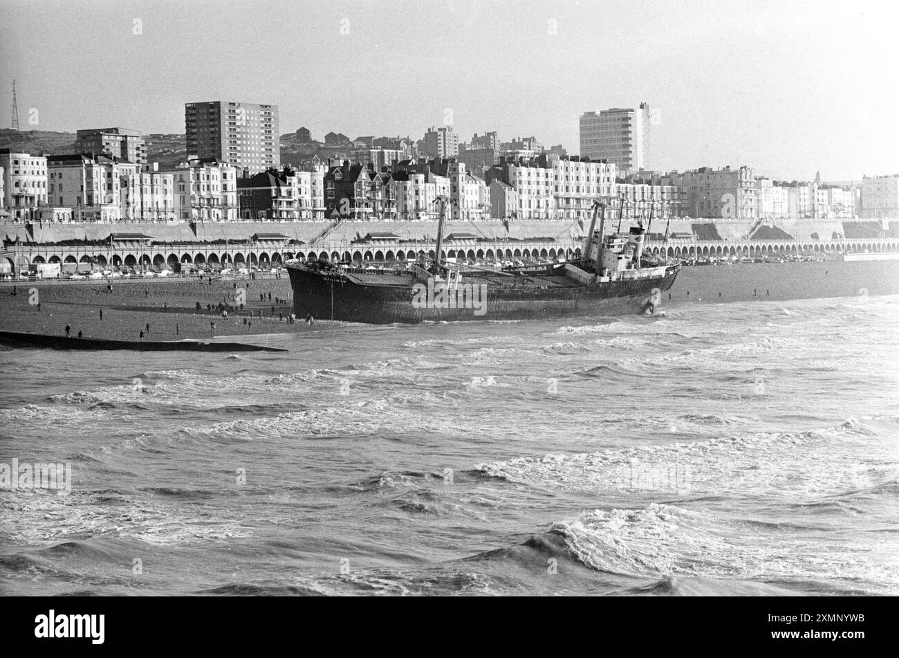 L'Athina B, un cargo grec qui a été immobilisé sur Brighton Beach en 1980 après être entré en collision avec le Palace Pier dans l'obscurité le 21 janvier 1980Imagine de Roger Bamber Banque D'Images