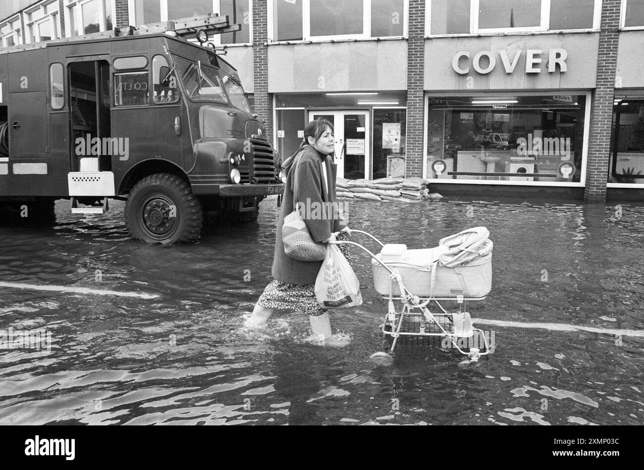 FloodsWoman poussant une poussette dans les rues inondées 10 janvier 1994 Banque D'Images FloodsWoman poussant une poussette dans les rues inondées 10 janvier 1994 Banque D'Images