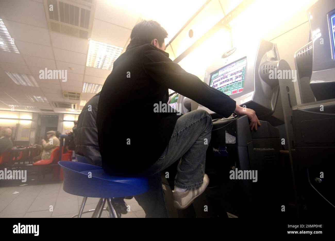 Photo de Roger Bamber : 4 mars 2005 : bookmakers William Hill Betting Shops. Un parieur jouant une machine de roulette dans un magasin de William Hill Betting à Brighton, East Sussex. Banque D'Images