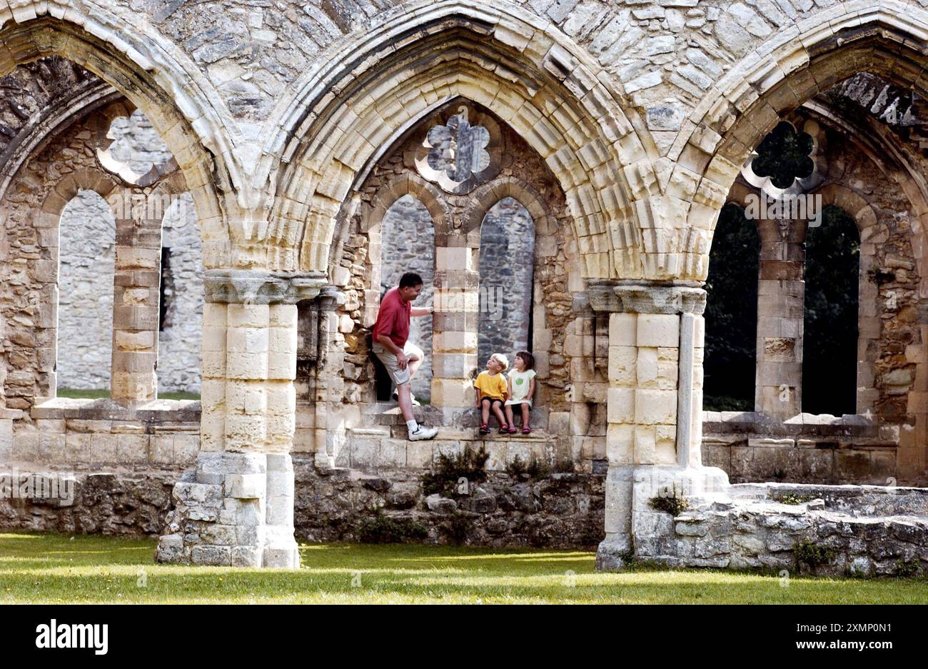 Photo de Roger Bamber : 23 août 2002 : English Heritage ouvre gratuitement plus de 270 sites historiques pendant le week-end des vacances bancaires. Sur les 409 sites pris en charge par English Heritage, plus de 270 peuvent être visités gratuitement. La photo montre Chris Harris avec ses enfants Samuel et Charlotte (jumeaux de 3 ans) visitant l'abbaye de Netley, les ruines du 13e siècle d'une abbaye cistercienne, près de Southampton. Banque D'Images