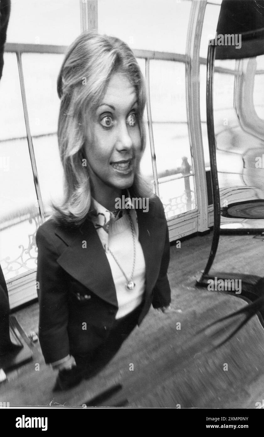 Olivia Newton John qui a représenté la Grande-Bretagne au concours Eurovision de la chanson 1974 avec la chanson 'long Live Love'. Le chanteur pop australien a terminé à la quatrième place, le concours, qui a eu lieu à Brighton, a été remporté par ABBA avec Waterloo. Olivia est sur Brighton Pier, clown dans la Galerie des glaces avec des miroirs déformant et des reflets drôles pour des photos publicitaires. Banque D'Images