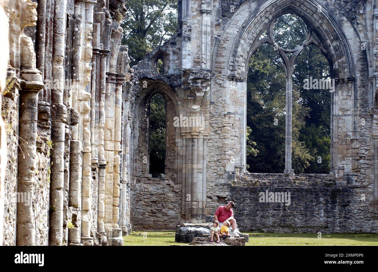 Photo de Roger Bamber : 23 août 2002 : English Heritage opensv plus de 270 sites historiques gratuitement pendant le week-end de vacances bancaires. Sur les 409 sites pris en charge par English Heritage, plus de 270 peuvent être visités gratuitement. La photo montre Chris Harris avec ses enfants Samuel et Charlotte (jumeaux de 3 ans) visitant l'abbaye de Netley, les ruines du 13e siècle d'une abbaye cistercienne, près de Southampton. Banque D'Images