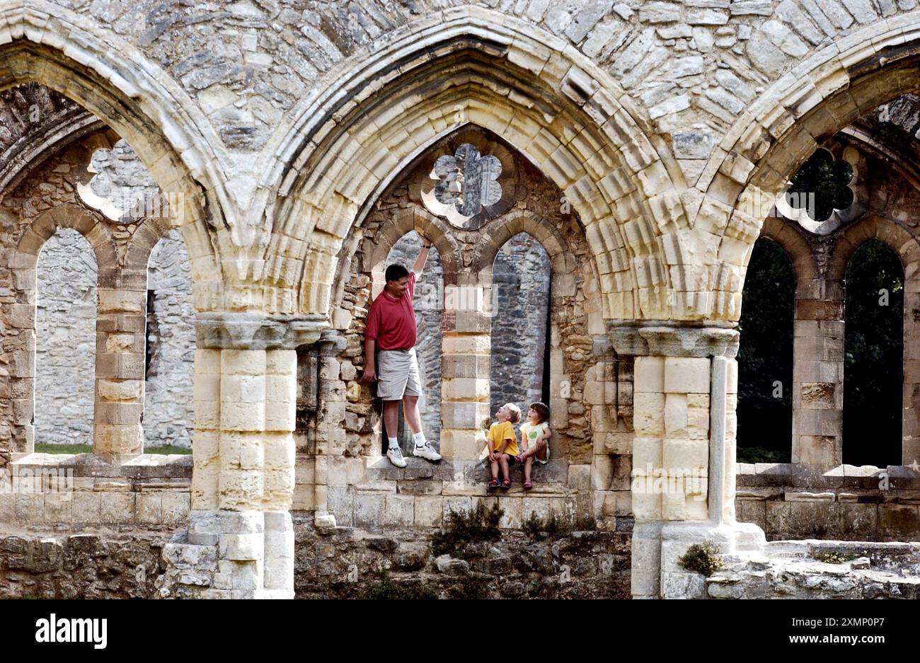 Photo de Roger Bamber : 23 août 2002 : English Heritage opensv plus de 270 sites historiques gratuitement pendant le week-end de vacances bancaires. Sur les 409 sites pris en charge par English Heritage, plus de 270 peuvent être visités gratuitement. La photo montre Chris Harris avec ses enfants Samuel et Charlotte (jumeaux de 3 ans) visitant l'abbaye de Netley, les ruines du 13e siècle d'une abbaye cistercienne, près de Southampton. Banque D'Images