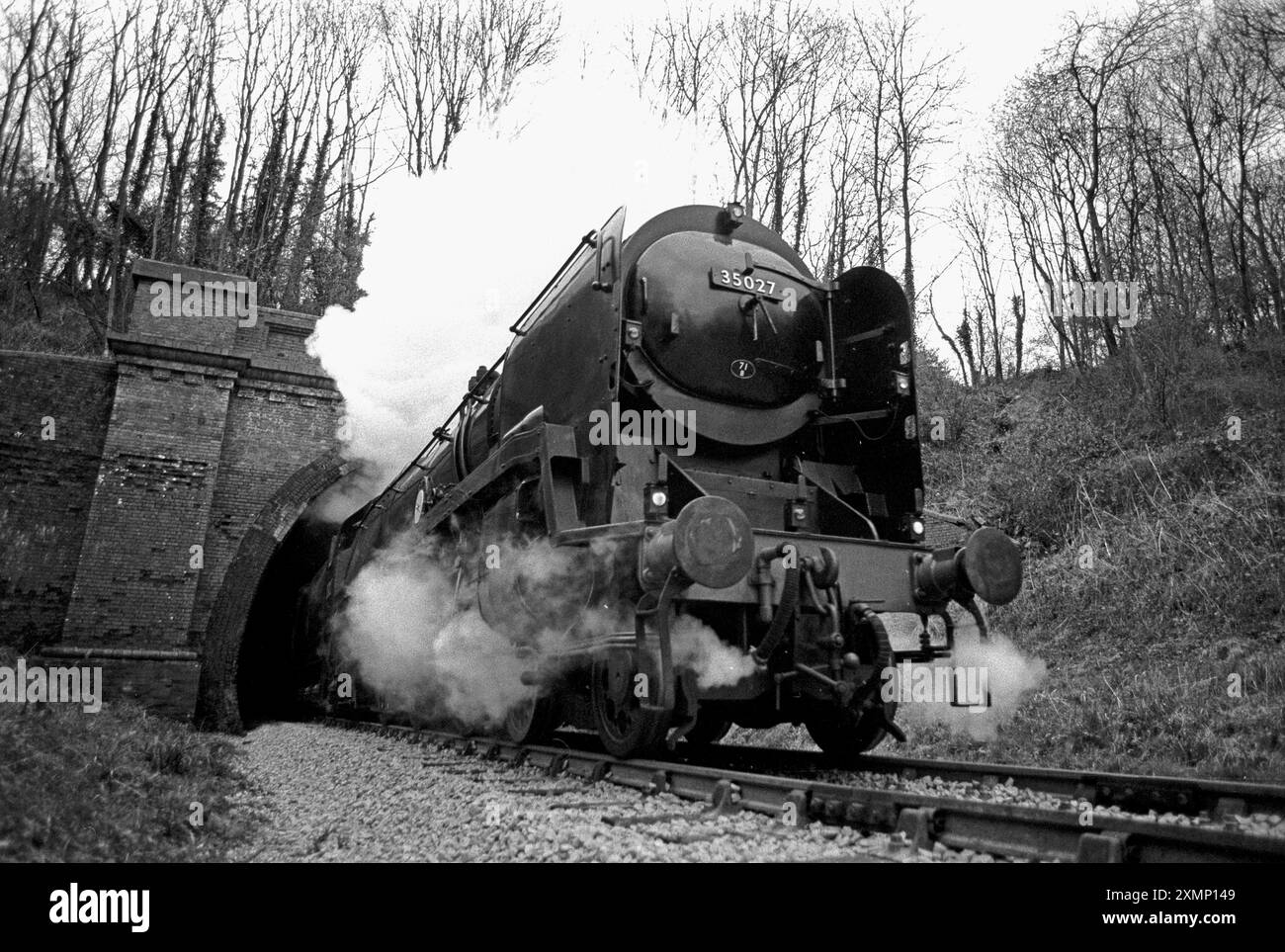 Il s'agissait du premier train traversant le tunnel Sharpthorne récemment ouvert sur la Bluebell Line en avril 1994. La ligne était fermée depuis plus de 30 ans. La Bluebell Railway Preservation Society a terminé l'extension de Horsted Keynes à Kingscote en avril 1994, en reposant la voie ferrée dans le tunnel Sharpethorne, qui, à 731 yards ou 668 mètres, est la plus longue d'un chemin de fer du patrimoine britannique, à l'extrémité nord du tunnel de Sharpthorne, la ligne traverse le site de l'ancienne gare de West Hoathly. Banque D'Images
