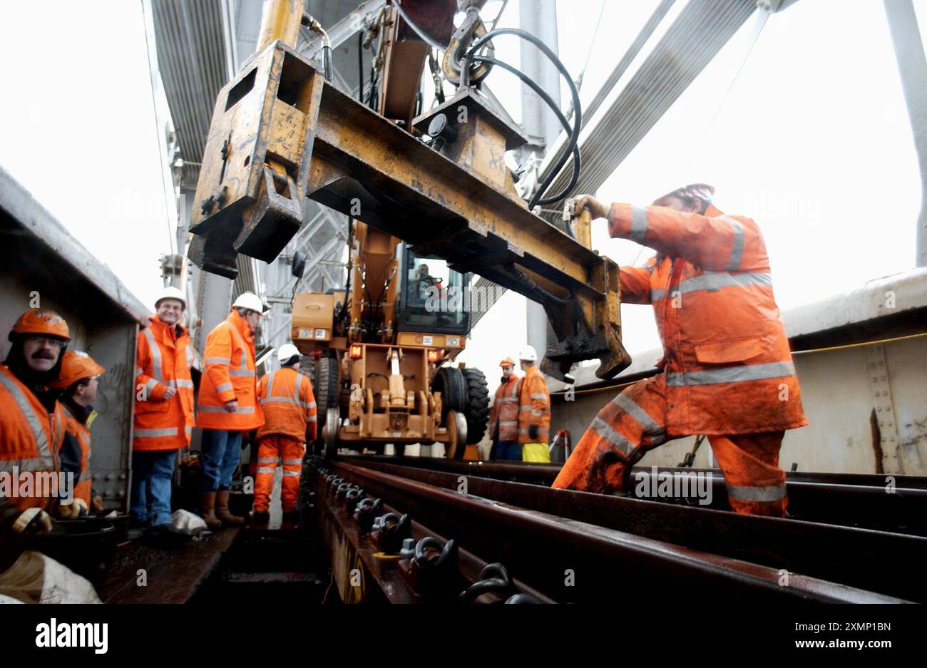 Photo de Roger Bamber : 22 janvier 2003 : une rénovation de 3 millions de livres sterling du pont Royal Albert au-dessus de Tamar restaurera la base de bois d'origine d'Isambard Kingdom Brunel, utilisée à l'origine de la construction en 1859 jusqu'aux années 1920 Les ingénieurs ont constaté que les traverses modernes et les plates-formes de voie de ballast causent plus de fatigue du métal à la structure. Le pont relie Devon et Cornwall. L'illustration montre la couche de voie qui vérifie l'alignement des rails nouvellement posés sur le pont. Banque D'Images